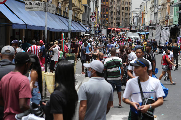 Primeiro dia de fase amarela tem ruas cheias e aglomeração no centro de SP